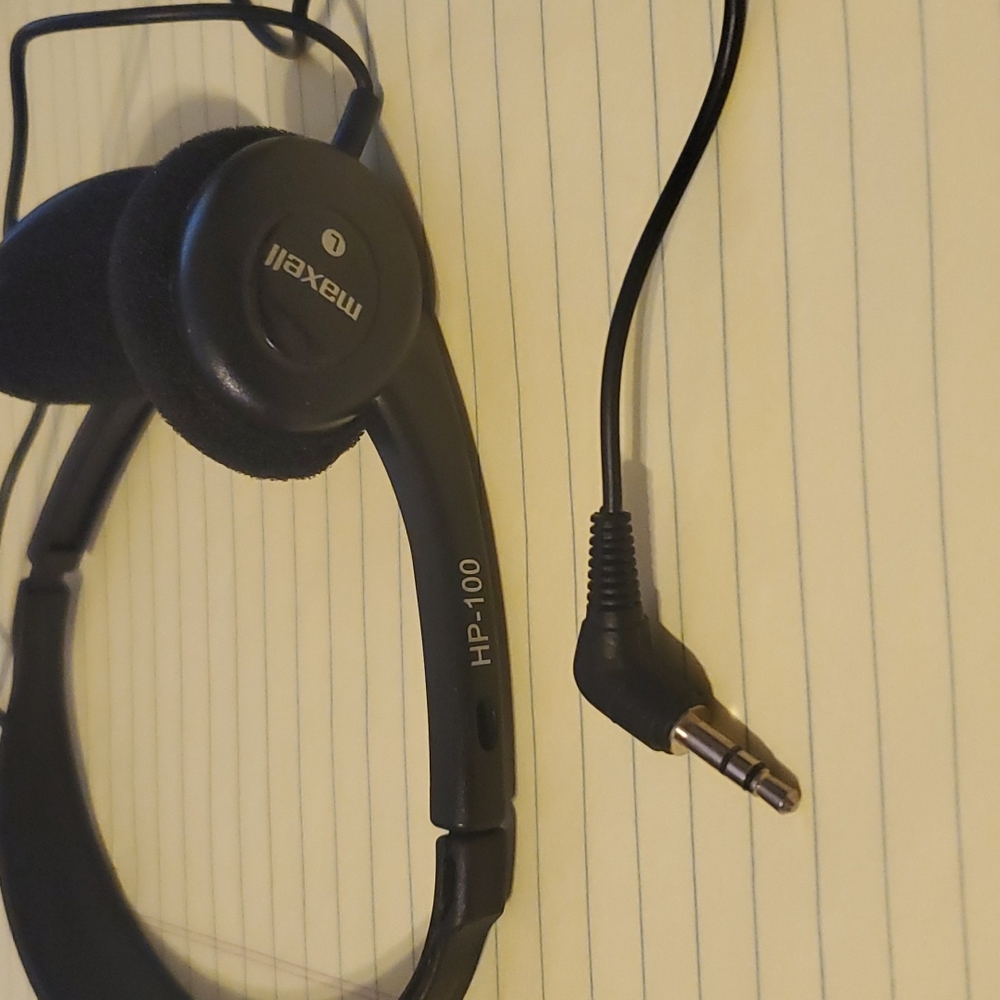 Black Lightweight Wired Headphones Maxell HP-100